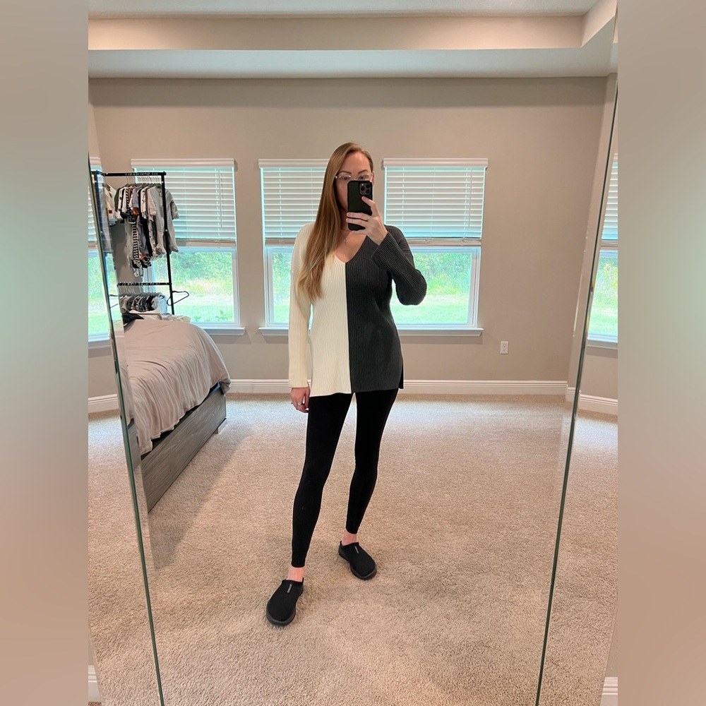Abercrombie & Fitch Black and Cream V-Neck Sweater